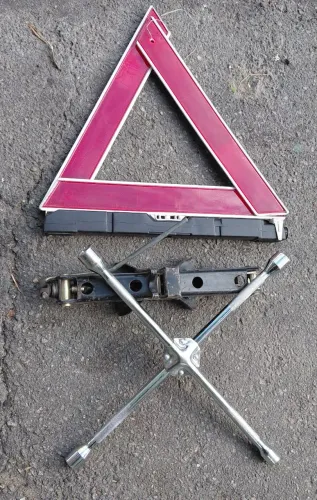 Chave de roda / triângulo  / macaco