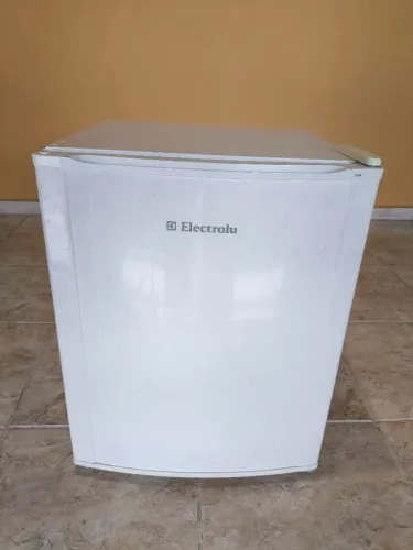 Frigobar RE80 Electrolux
