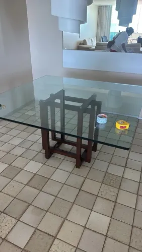 Mesa com tampo de vidro e base de madeira, Medidas da mesa: 1,50 m × 1,50 m. Seminova 