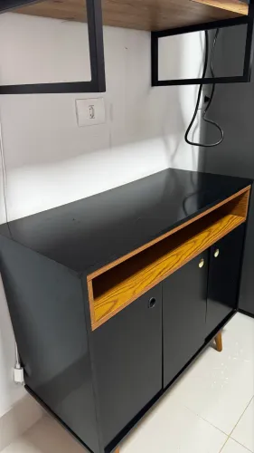 Aparador preto com detalhes amadeirados