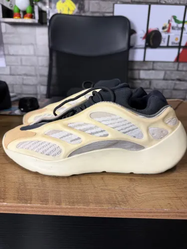 Adidas Yeezy 700