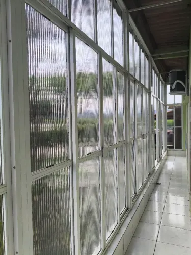 Janelão de alumínio branco. 12 metros por 2,40.