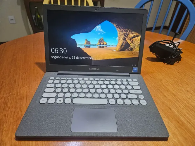 Notebook Samsung NP520XBB-AD1BR - Celeron, 4GB RAM