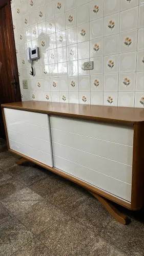 Buffet em Madeira com portas de correr