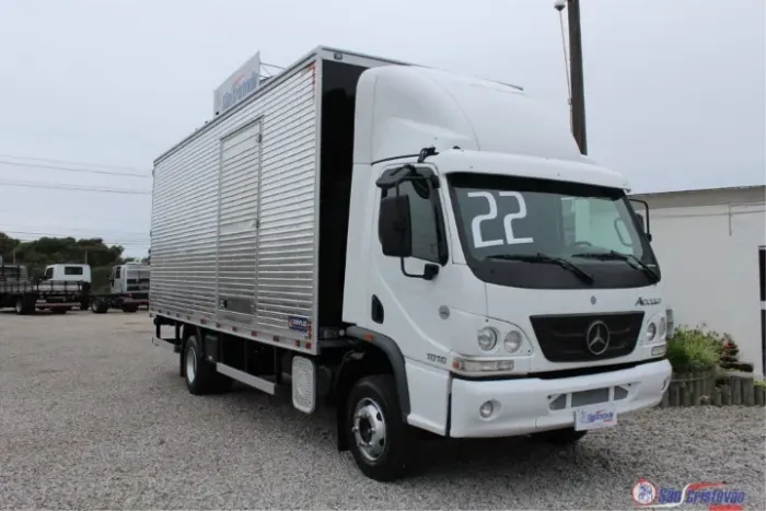 Mercedes Benz 1016 com bau seco