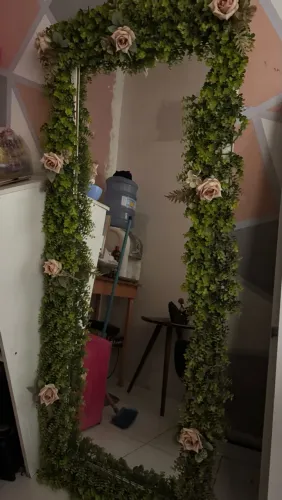 Vendo espelho com moldura de flores