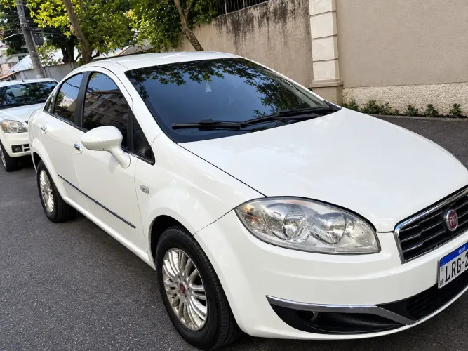 Fiat Linea Essence 1.8 Flex 16V 4P 2015