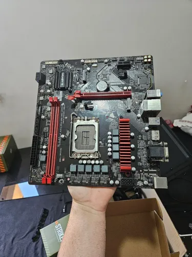 Placa Mãe Gigabyte B760M Gaming DDR4 (LGA 1700)