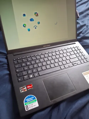 Notebook pouco usado, foi comprado para estudos. Sem marcas de uso, utilizado poucos meses