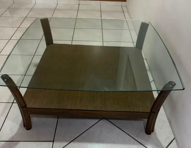 Mesa de Centro Quadrada com Tampo de Vidro e Detalhe em Fibra/Palha
