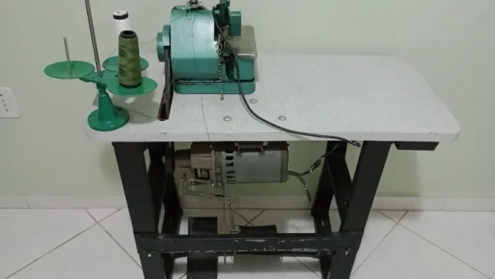 Vende se máquinas de costura.