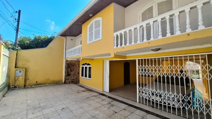 Sobrado 04 quartos c/suíte, edícula, ático no Novo Mundo em Curitiba PR