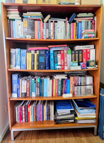 Estante de livros com 4 prateleiras 
