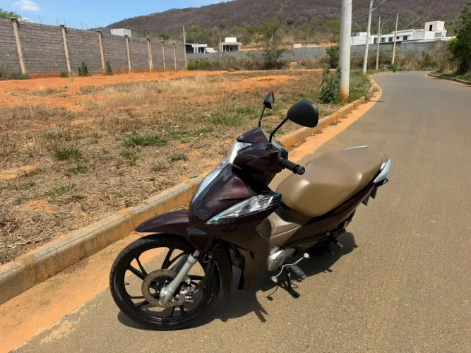 Vendo Honda biz 125<br>16,500km<br>2021<br>Doc no 26 <br>Só transferir!<br>R$14,000