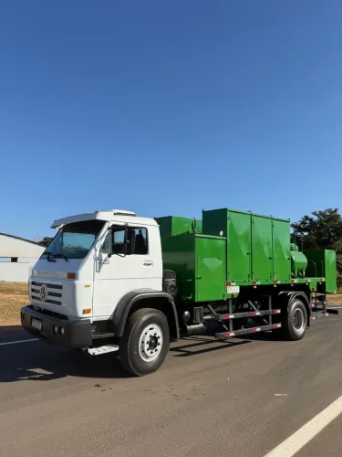 Caminhão comboio Vw 13180 6 mil litros 