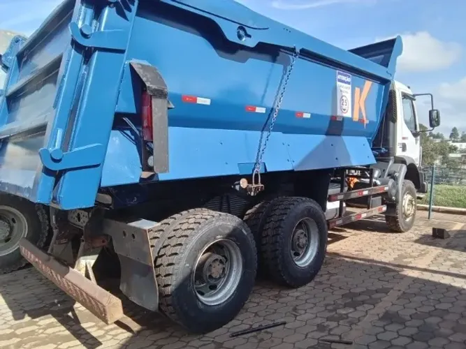 CAMINHÃO CAÇAMBA VM 330 6X4 - MUITO NOVO