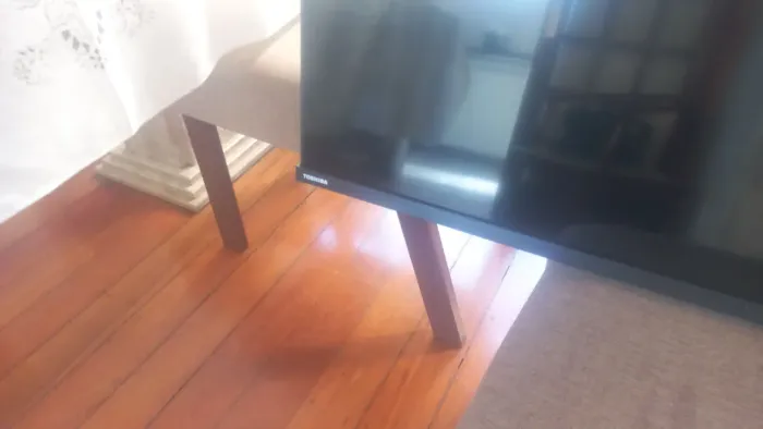 Televisao com tela quebrada  três meses de uso 
