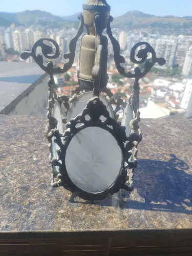 Lustre em metal