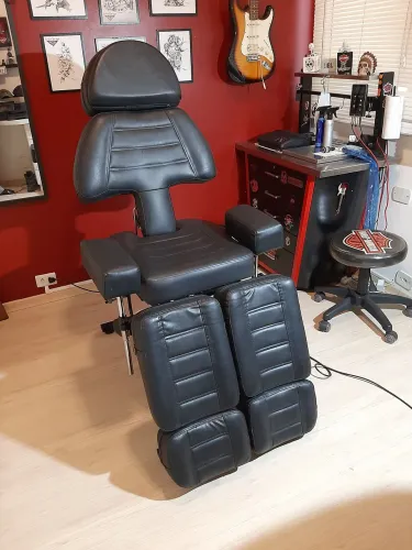 Vendo cadeira/maca hidraulica para tatuagem da marca TH PRO bem completa.