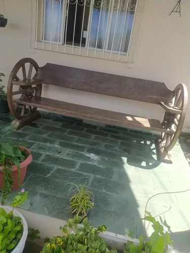 Banco de madeira maciça rústico