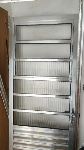 Vende-se porta de alumínio semi nova, em perfeito estado