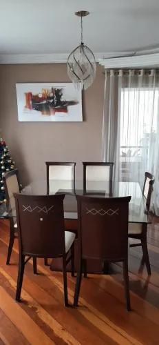 Mesa de jantar com tampo em vidro temperado + 6 cadeiras.