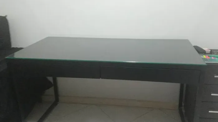 Mesa escrivaninha preta com tampo de vidro