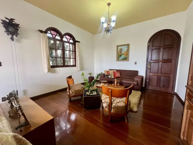 Casa à venda com 03 quartos e excelente espaço | Barreiro de Baixo  BH