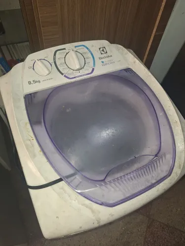 Máquina de Lavar 8,5kg funcionando. 