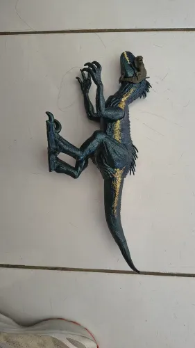 Dinossauro indoraptor da Mattel.