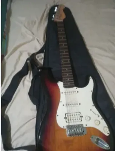 Guitarra Michael com amplificador e pedal overdrive faltando 1 corda