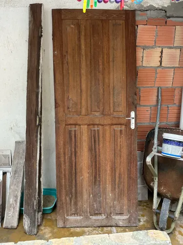 Porta de madeira com aduela e fechadura