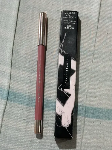Lapis labial fenty beauty traced out