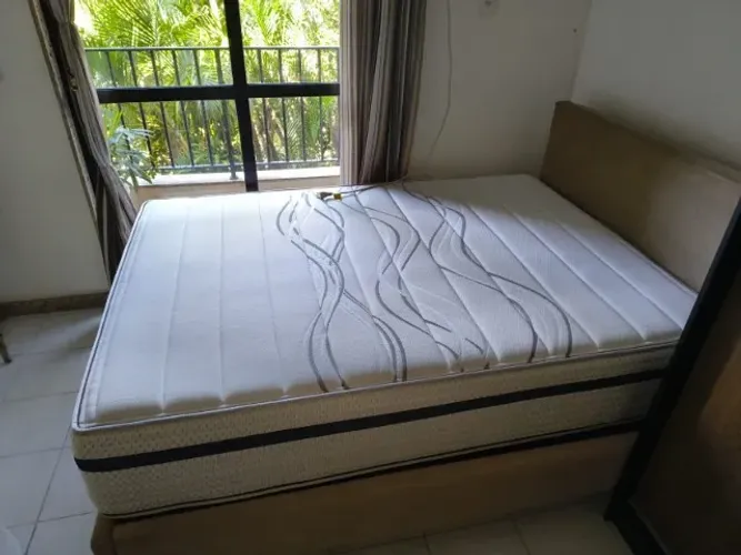 Colchão Ortobom Liberty Queen (198 x 158 cm) com molas ensacadas. Menos de um ano de uso.