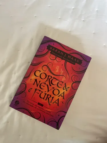 Livro : Corte de névoa e fúria. em perfeito estado 