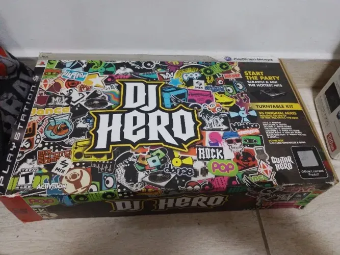 kit do DJ Hero para PS3 (caixa do jogo + mesa de DJ). Colecionadores