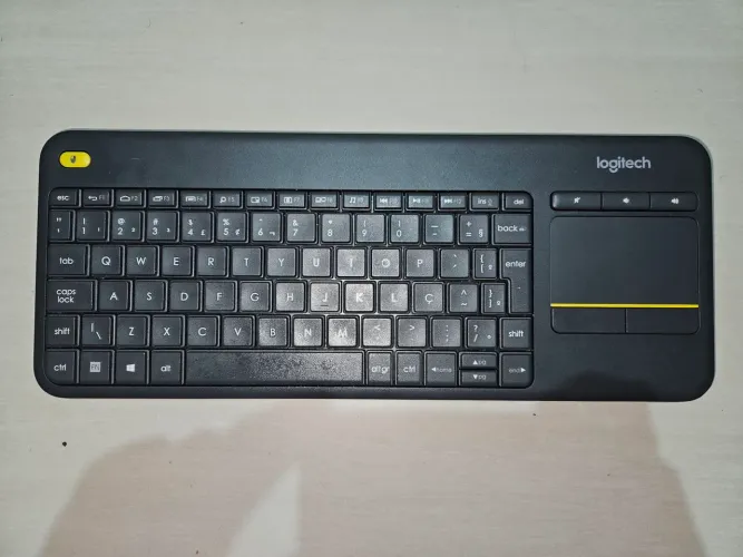 Teclado sem fio K400 Plus TV Touchpad Integrado ABNT2 Preto Logitech - Semi Novo