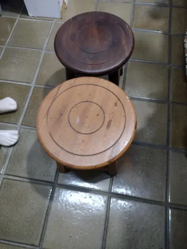 Banquinhos em madeira