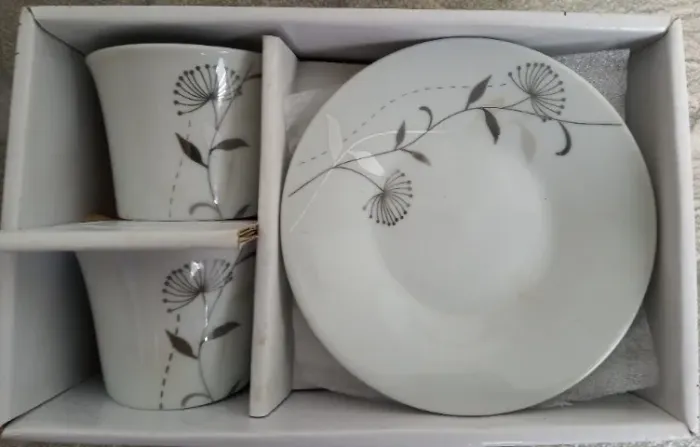 Xícara de Café Porcelana Branca com Flor cinza Conjunto com 2 Nova na caixa R$ 29