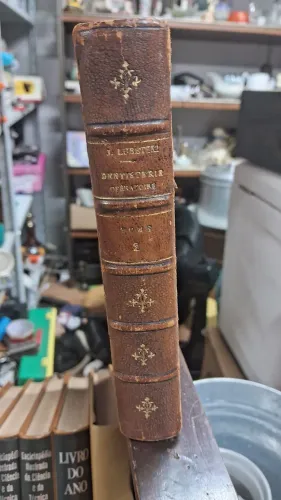 livro Dentista antigo intitulado "Dentisterie Opératoire" escrito por J. Lubetzki 1930.