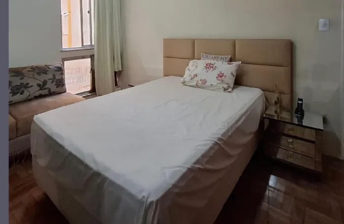 Cama box casal com painel na cabeceira