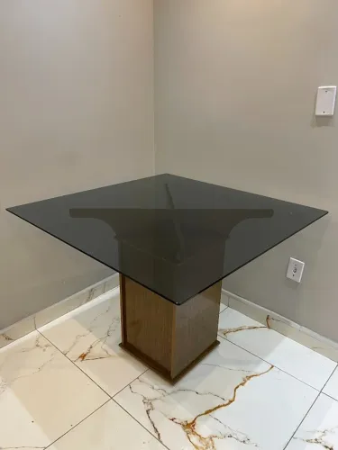 Mesa Quadrada com Tampo de Vidro Fumê - Moderna e Sofisticada