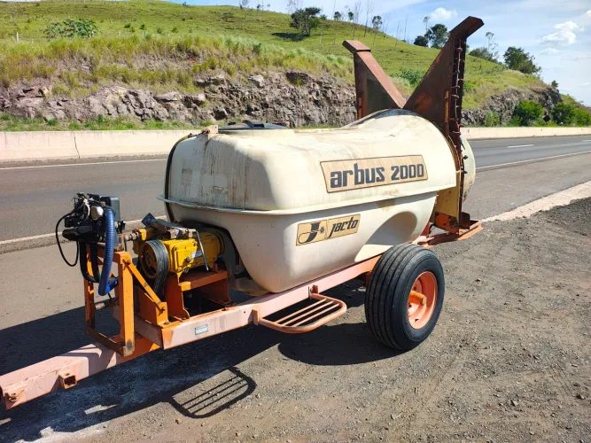 Pulverizador Arbos 2000 trator