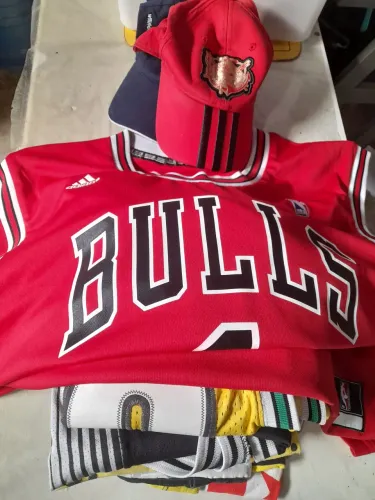Regatas ADIDAS - METAMORFOSE -  BONÉS  - CHICAGO BULLS  original (R$100 TUDO)