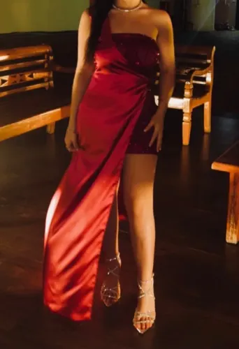 Vestido de festa longo em cetim italiano com design 2 em 1.  Tamanho P