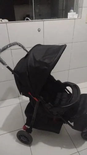 Carrinho de bebê semi-novo