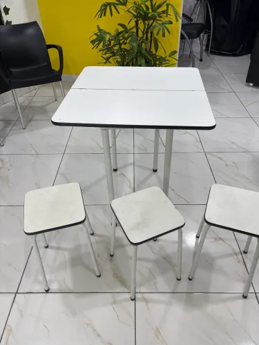 Mesa com três cadeirasp na cor branca