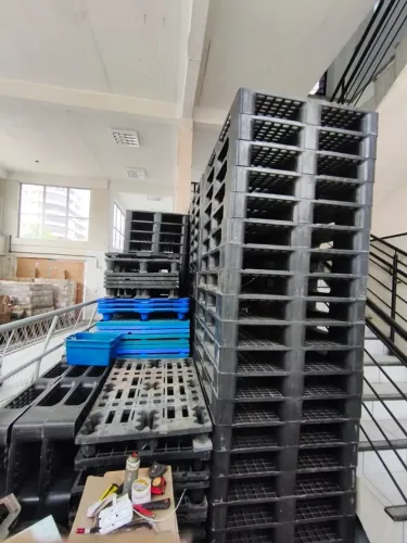 Pallet plástico rackável 1,00 × 1,20 m ? 3 runners, deck vazado, preto