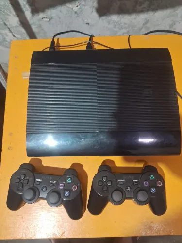 PS3 super slim desbloqueado 500gb com 2 controle paralelo