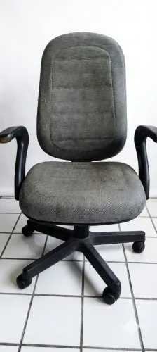 Cadeira de Escritório Giratória Estofada com Braços - Defeito no Pistão de Altura
